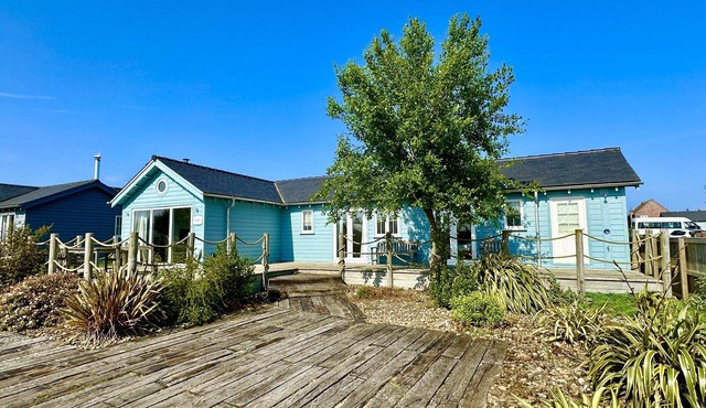 Stunning Beach House - Sleeping 6 in 3 Bedrooms - Pool and Beach Access Included.