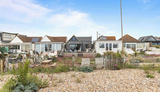 Stunning Beachfront Bungalow Ocean Views & BBQ