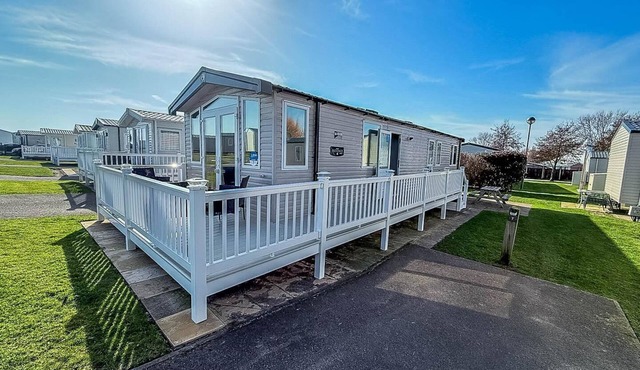 Stunning caravan with decking at Haven Hopton-on-Sea ref 80007L