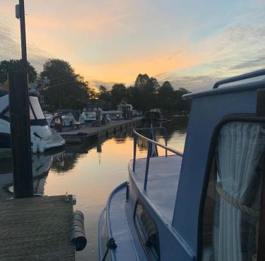 Stunning Classic Dutch Barge near Henley & Marlow