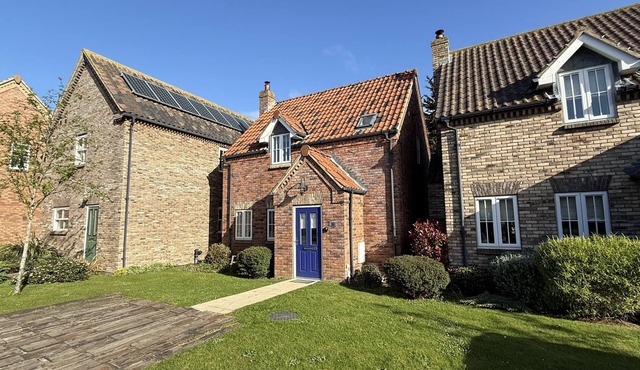 Stunning Coastal Cottage - Sleeping 5 in 2 Bedrooms - Pool and Beach Access Included.