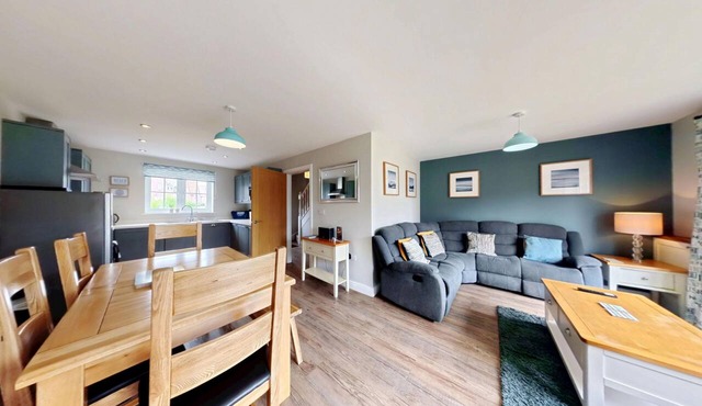 Stunning Coastal Cottage - Sleeping 5 in 2 Bedrooms - Pool and Beach Access Included.
