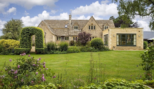 Stunning country house with a swimming pool, hot tub and sauna in the Cotswolds - Keepers House