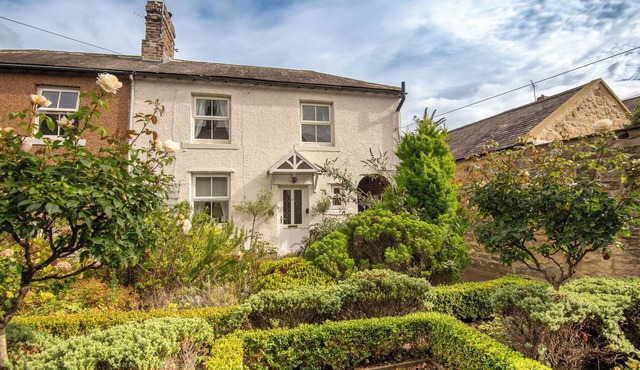Stunning courtyard cottage set back from the River Coquet. With castle views.