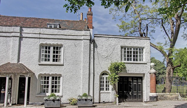 Stunning Grade 2 listed Shelley Lodge in Marlow