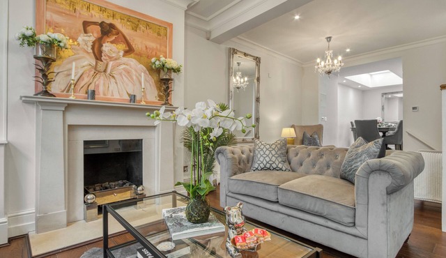 Stunning Knightsbridge Townhouse with Patio