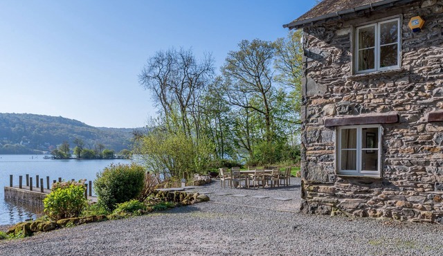 Stunning Lake fronted Property with Hot Tub - Hammerhole