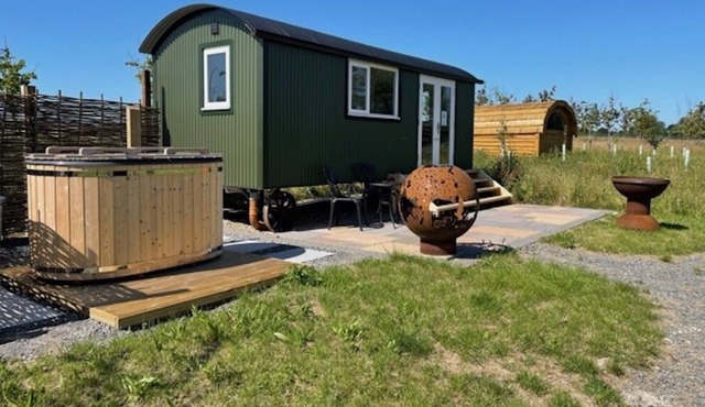 Stunning Lakeside Shepherd's Hut - Hot Tub & Sauna