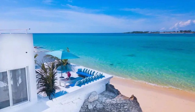 Stunning, Modern & Bright Beachfront Villa