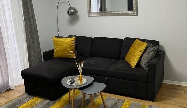 Stunning Newly Decorated Flat with Own Entrance and Garden