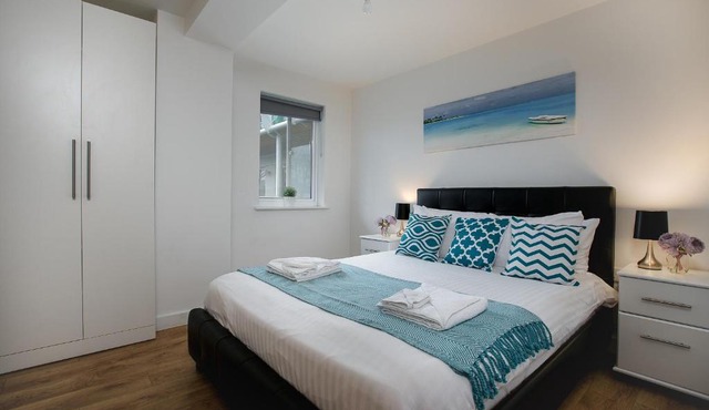 Stunning One-Bed Apartment with King Size Bed, Private Balcony and Free Gated Parking