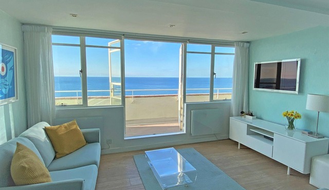 Stunning Seafront Penthouse w/Private Sun Terrace & Direct Panoramic Sea Views