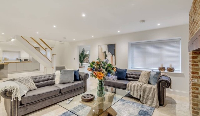 Stunning, spacious 6 bedroom home w/garden & parking