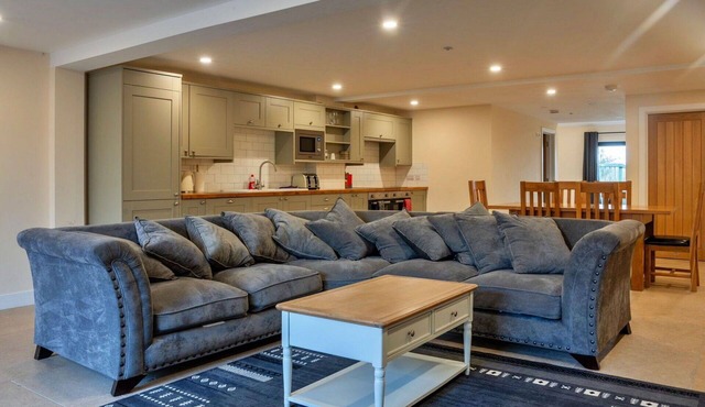 Stunning villa for 6 guests with hot tub, WIFI and pets allowed