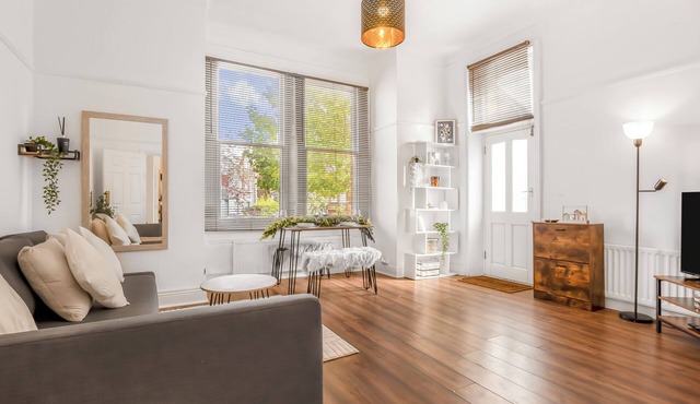 Stylish 1BR Flat|Terrace|Free Parking|Rail Station