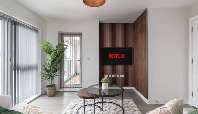 Stylish 2-Bed Apartment | Parking | Great Location