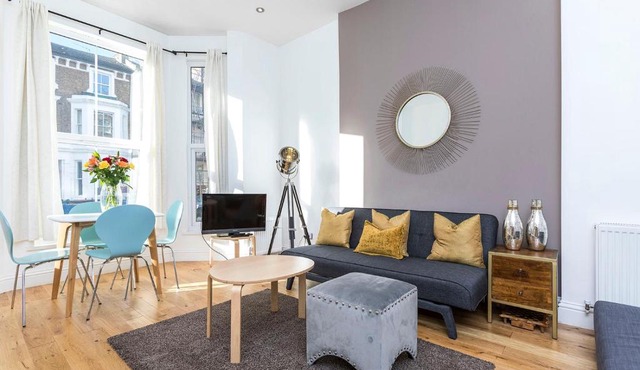 Stylish 2 Bed Apartment-Zone 2 - 10 Minutes to the heart of London- sleeps up 8