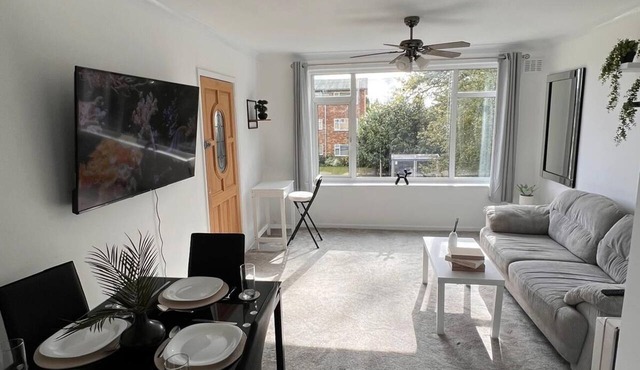 Stylish 2-Bed Flat Allesley Coventry | BHX NEC