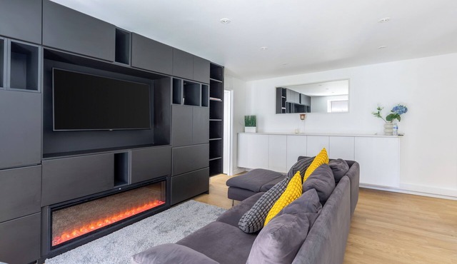 Stylish 2-Bed Home | 5 Mins to Ealing Broadway | Peaceful Private Close