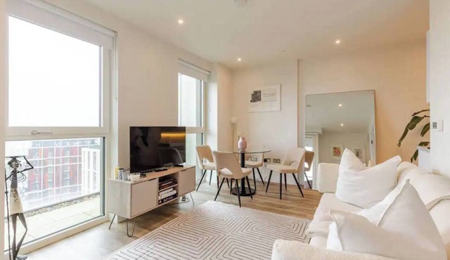 Stylish 2-bed penthouse in vibrant White City with bright open-plan living and modern finishes. Just a 2-minute walk to White City & Wood Lane tube stations—ideal for couples, friends, or small families seeking comfort and excellent transport links.