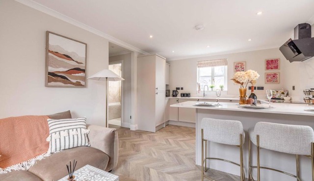 Stylish 2 Bed with Parking, 5 Min Walk to Windsor