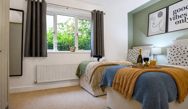 Stylish 2 Bedroom Flat Free Parking Balcony Sky TV Fast WiFi Yoko property