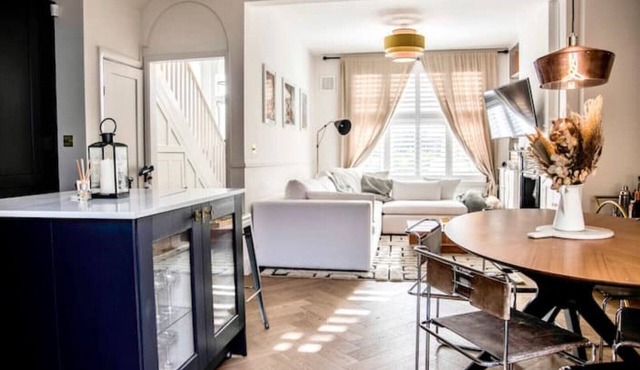 Stylish 2 Bedroom, 2 Bathroom Terraced Townhouse & Garden