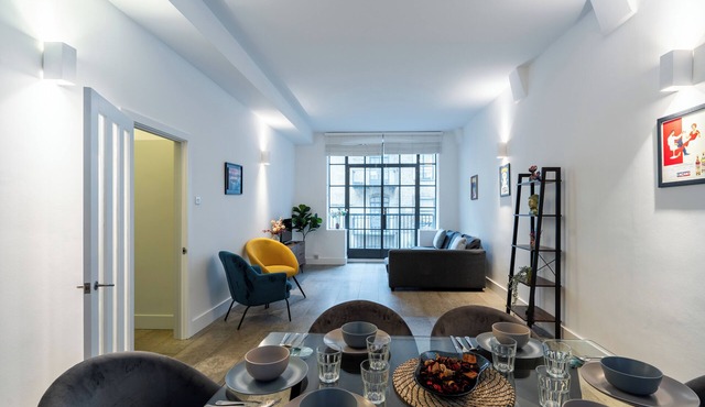 Stylish 2-Bedroom Apartment with Balcony in Clerkenwell