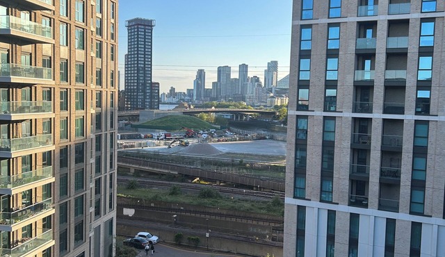 Stylish 2 bedroom London apartment with parking 2 minutes from station