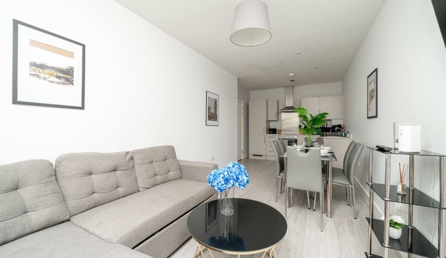 Stylish 2BR Near Heathrow & Elizabeth Line