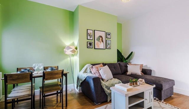 Stylish 3 bedroom home - FREE parking & sleeps 8
