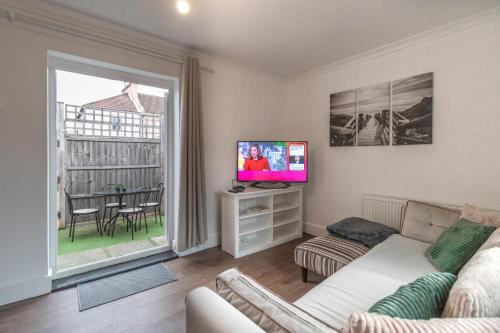 Stylish 3 BD | Prime Location | Fast train to London
