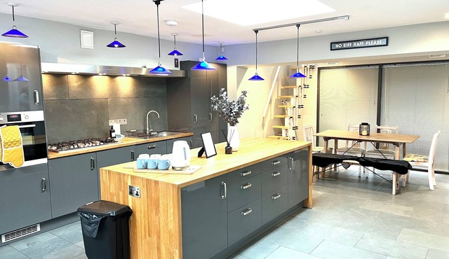 Stylish 3-bed converted bakery in central Cheltenham – bold, bright & perfect for groups.
