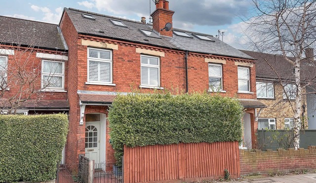 Stylish 3-Bed House in Brentford, near Richmond