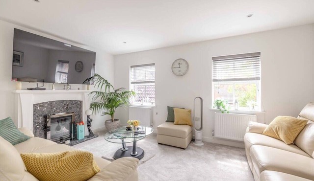Stylish 3-Bed House in Langley|Drive - By Tempstay