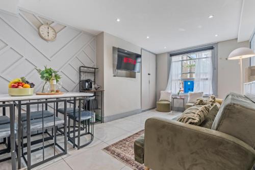 Stylish 3 Bed Town House in Holland Park - Central London - Free WiFI