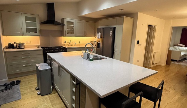 Stylish 3 bedroom home near Legoland Windsor Castle London Heathrow & Near River