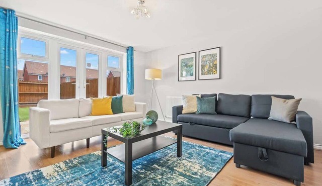 Stylish 4 Bedroom House in St Neots w Free Parking