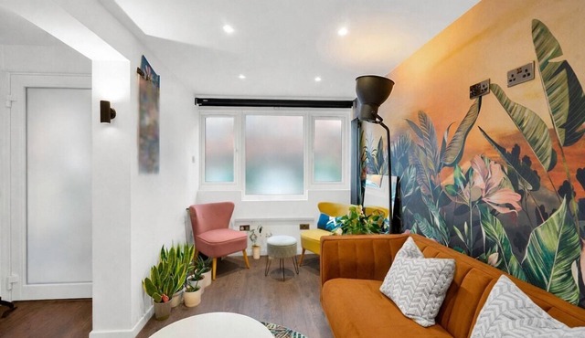 Stylish 4 Bedroom 2 Bath House with Canal Views