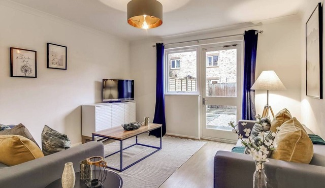 Stylish 4BD Home with Garden Near Kennington