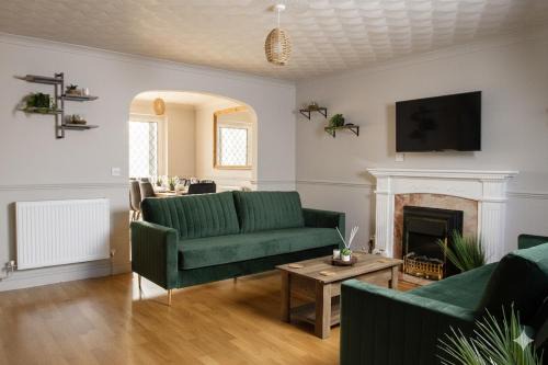 Stylish 5 Bed Swindon Home Contractors and Long stays Welcome - Large Private Driveway