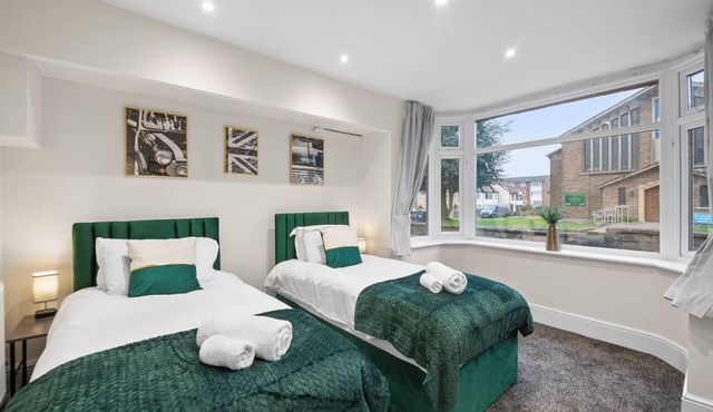 Stylish 5BR Oxford Cooper House, Sleeps 11 with Parking