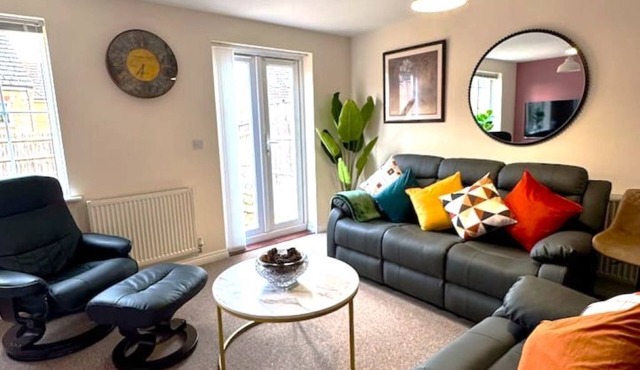 Stylish 5BR Retreat: w/King Bed,3Baths and WC,Free Parking -Sleeps 9 Comfortably
