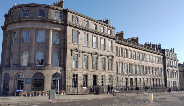 Stylish Apartment in Edinburgh City Centre, Sleeps 4. License no. EH-68704-F