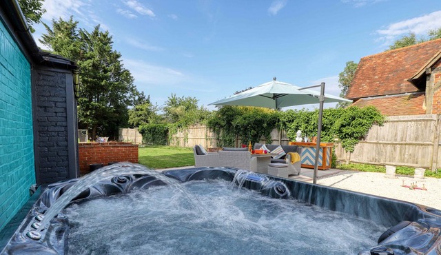 Stylish character home with hot tub and games room, 5 minutes from Windsor