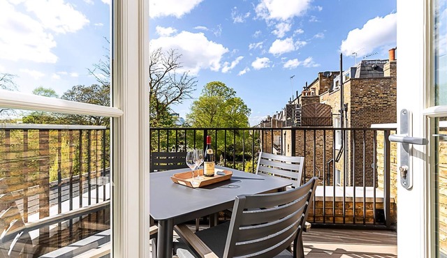 Stylish Chelsea Escape With Private Outdoor Oasis!