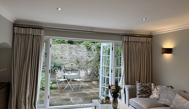 Stylish & Chic! A Georgian House with Netflix in Zone 1!