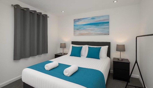 Stylish Cosy 2-Bed flat, fast Wi-Fi, Sky Sports, Sky Cinema & Netflix plus 2 free Parking bays