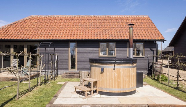 Stylish cottage, countryside views, wood burning hot tub, 20 mins to Cambridge