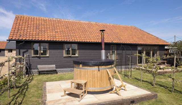 Stylish cottages, countryside views, wood burning hot tubs, 20 mins to Cambridge